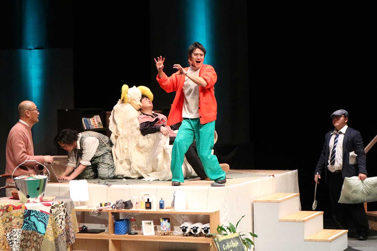 あの手この手を使い、コースケを眠りから覚まそうとするハウスの住人