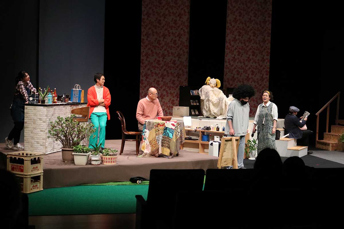 最前列の客席と同じ高さに組まれた舞台セット。シェアハウス内で物語が進む