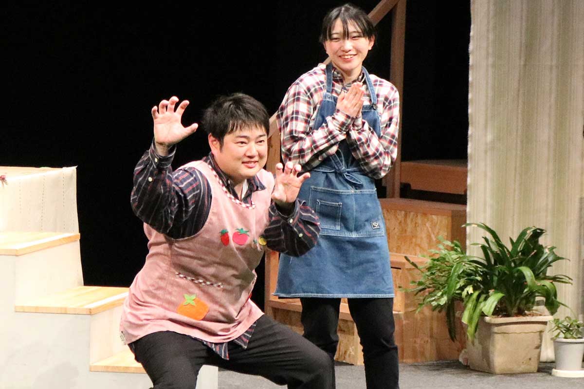 このポーズは!? 3作目に登場したご当地ヒーロー“釜んライダー”。当時演じたメンバーが再びの決めポーズ