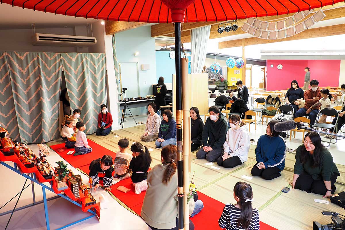 習ってきた茶道の成果を披露するおさらい会の茶席