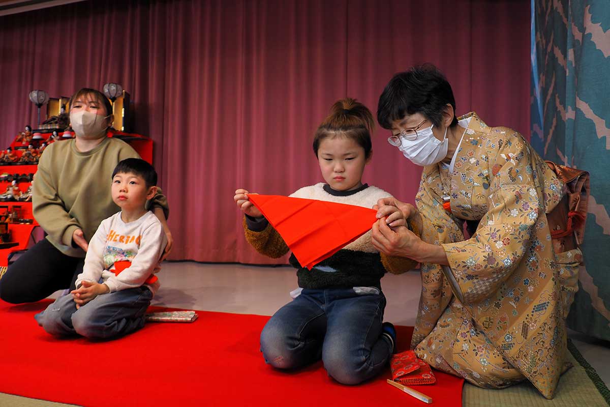 指導に当たった戸村宗孝さん（左）が優しくサポート