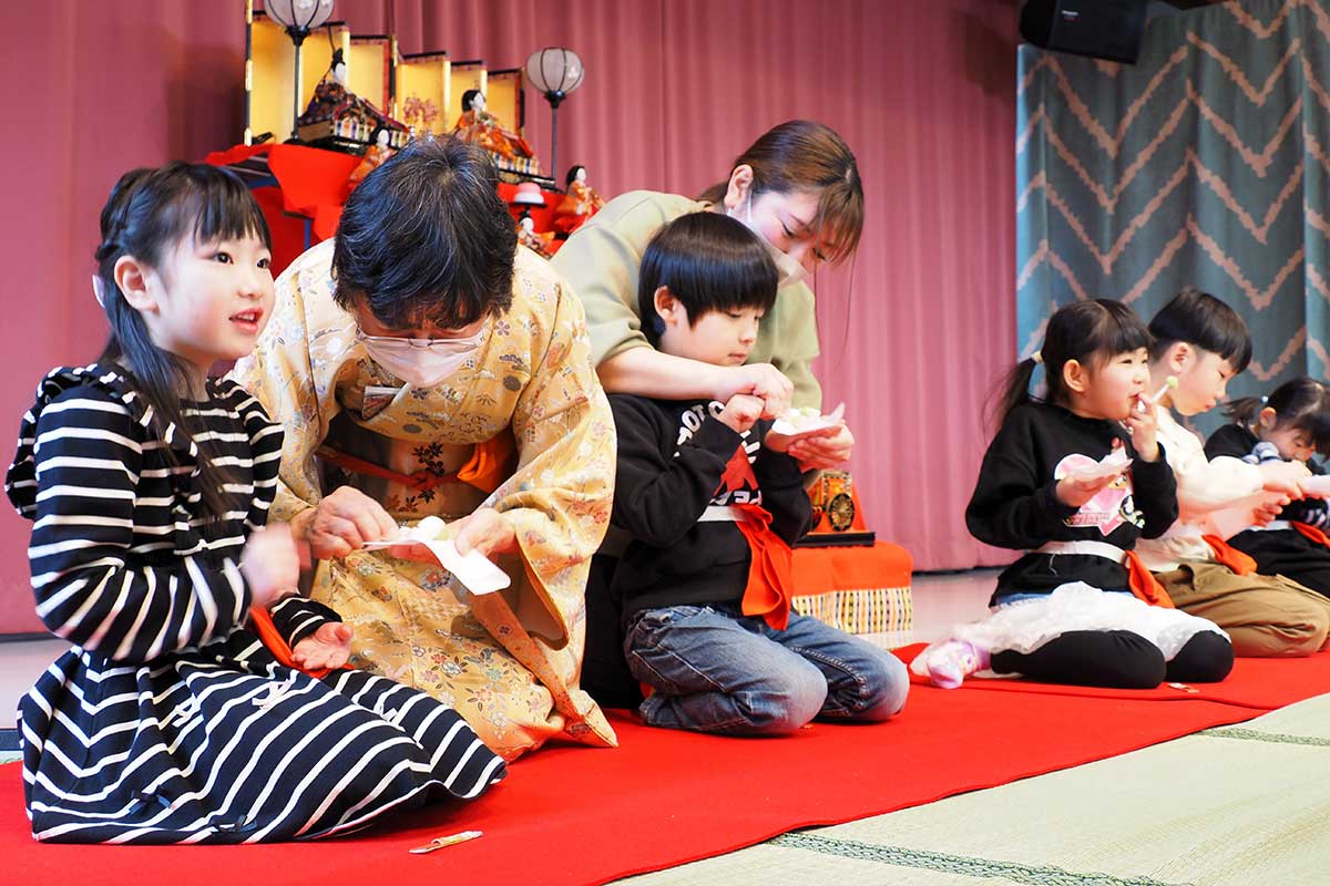 成果を見せ終わってホッとした様子の子どもたち