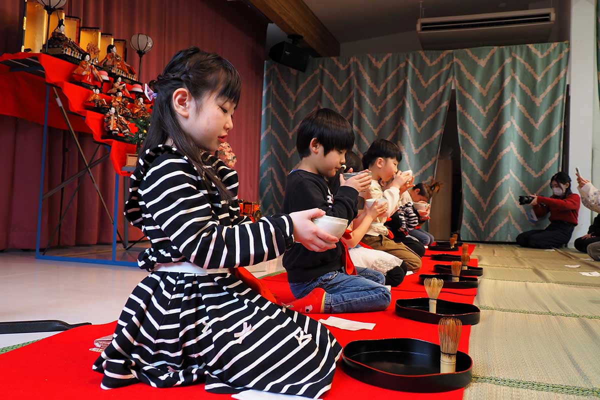背筋をピン！自分でたてたお茶をいただく園児