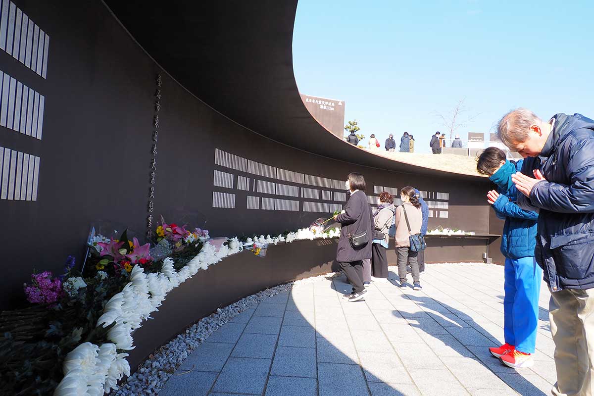 犠牲者の名前が刻まれた釜石祈りのパークの芳名板。訪れた人たちが静かに手を合わせた