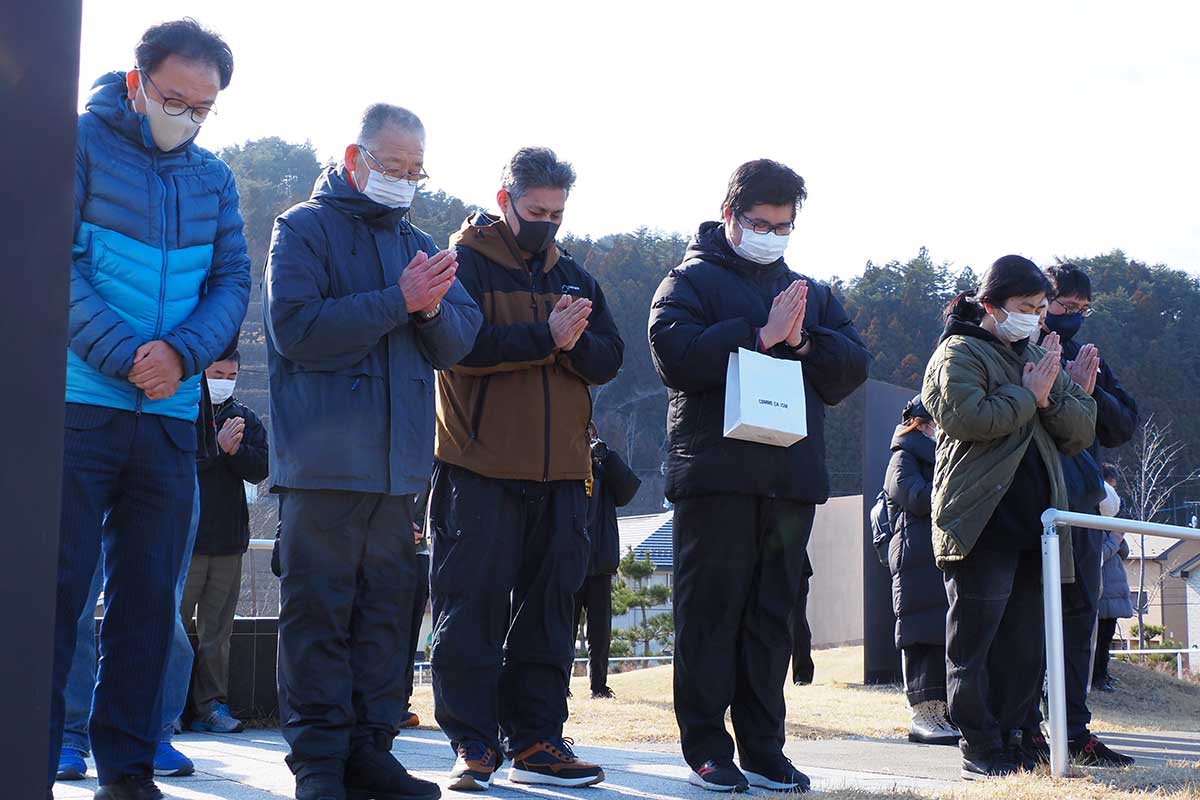 午後2時46分、犠牲者を悼み手を合わせた