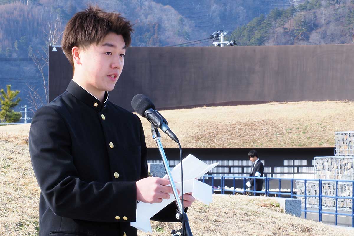 父への思いを胸に「未来へのメッセージ」を発表する山陰皇騎さん