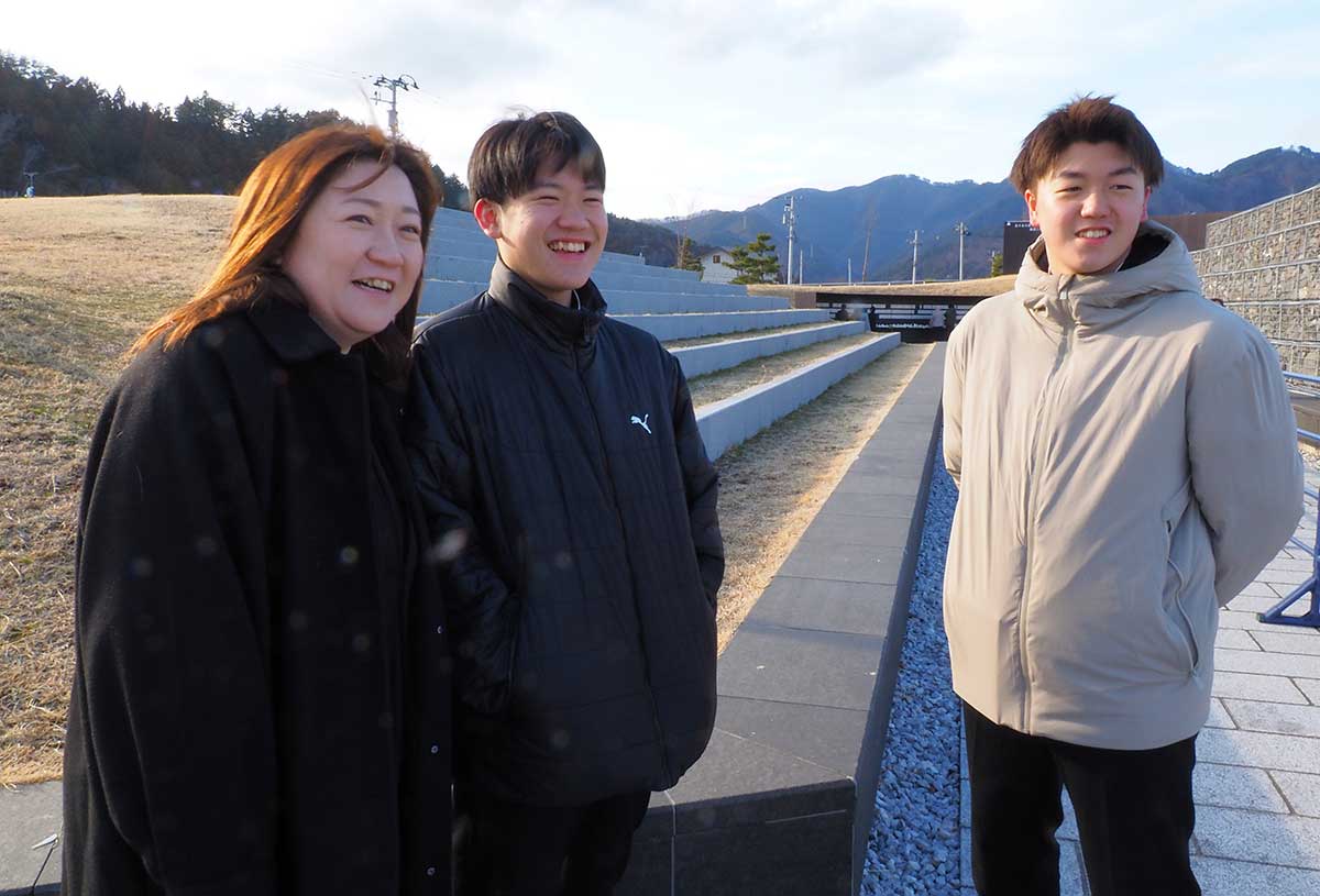 追悼式が終わり、笑顔を交わす山陰さん(右)、母の瑠里子さん(左)、弟の宗真さん