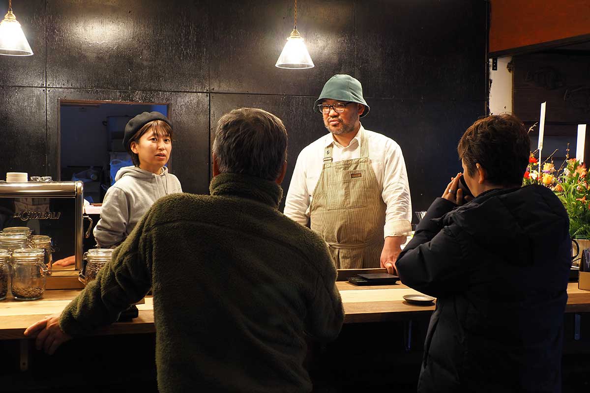 来店した客と言葉を交わす(左奥から)竹内佳代さん、岩鼻さん