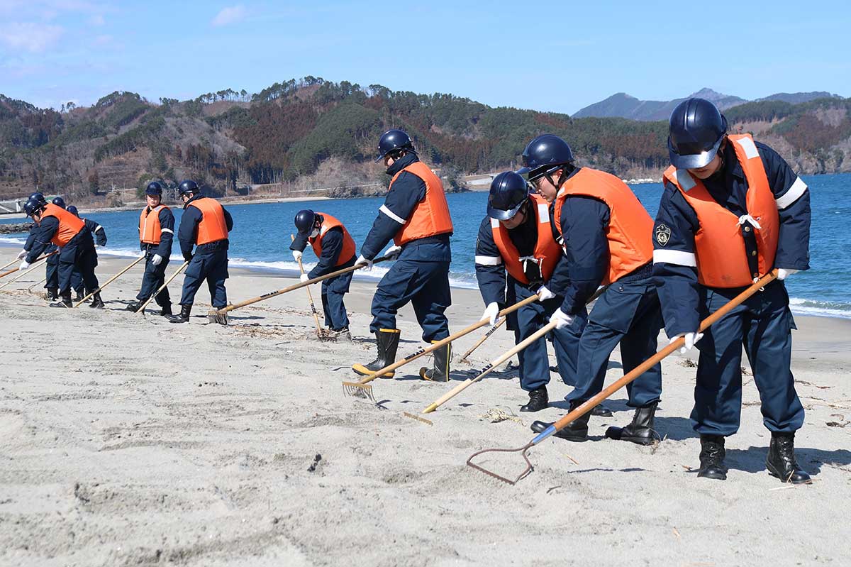 釜石警察署署員による震災津波の行方不明者捜索＝11日午後、根浜海岸