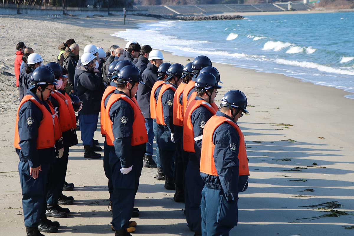 地震発生時刻の午後2時46分、海に向かって黙とう。犠牲者の冥福、行方不明者の手掛かり発見を願い、祈りをささげた