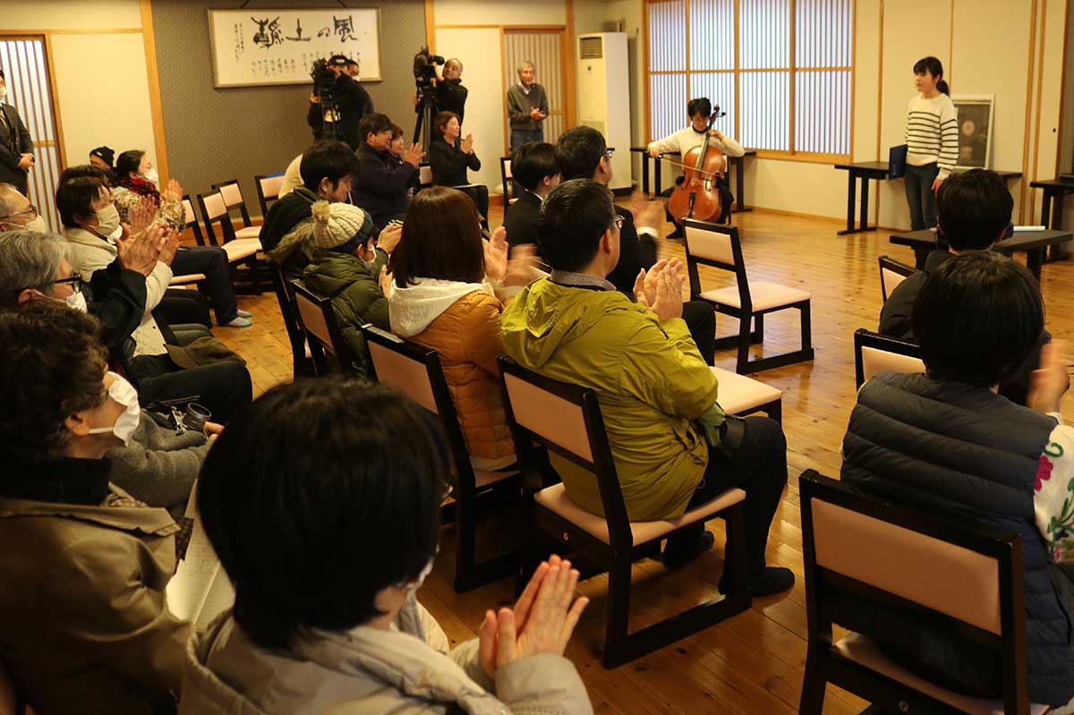 震災時、根浜地区住民らが避難した宝来館で行われた追悼と伝承の催し＝11日夕方