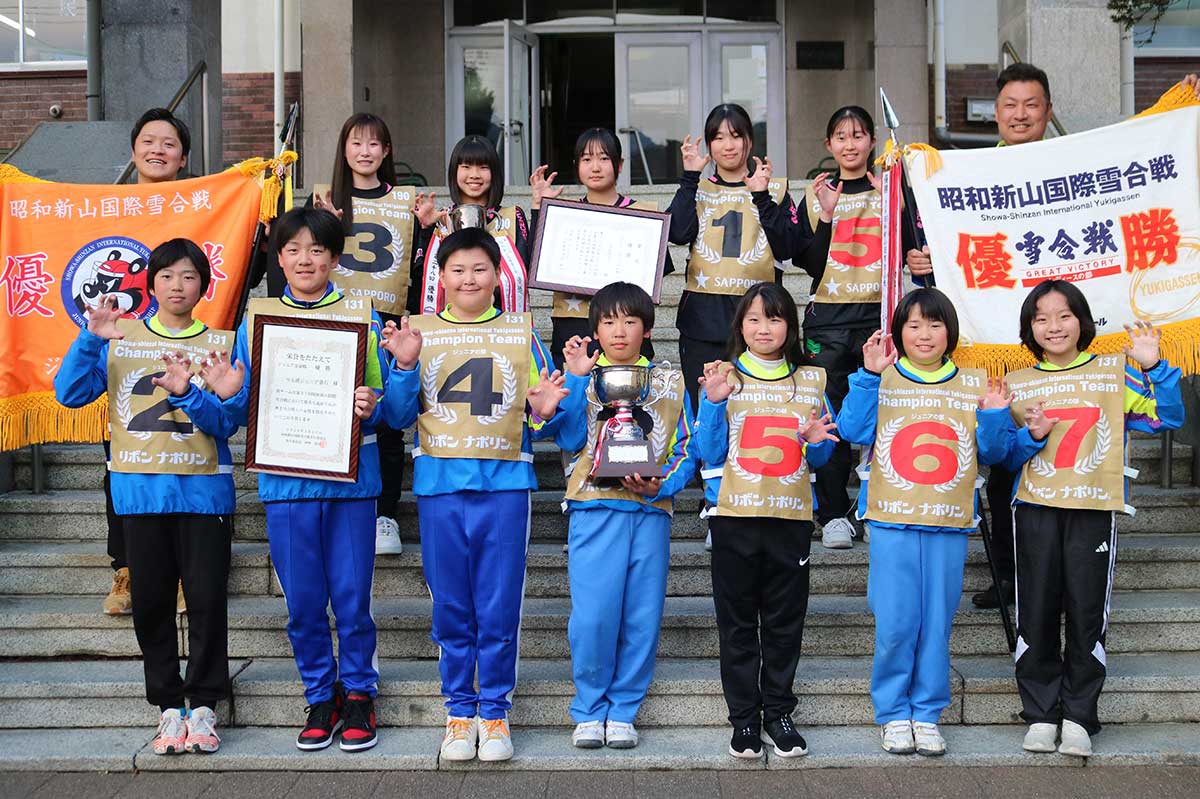 第37回昭和新山国際雪合戦大会で優勝した「ウル虎ジュニア釜石」「ウル虎セブン」のメンバーと監督ら