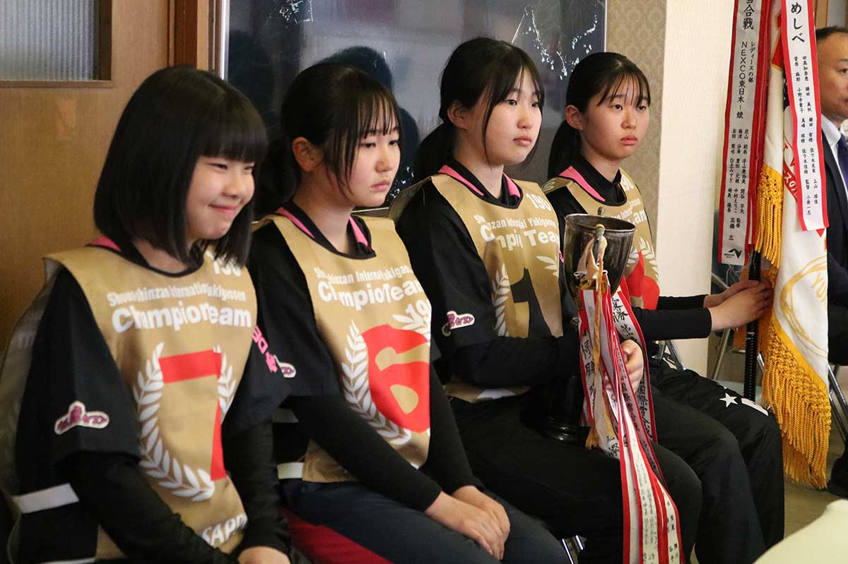 昨年の悔しさをばねに念願の初優勝を果たしたレディースチーム「ウル虎セブン」。中学生メンバーが活躍