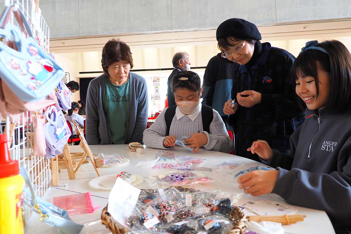 多彩な創作体験に笑顔を見せる子どもたち