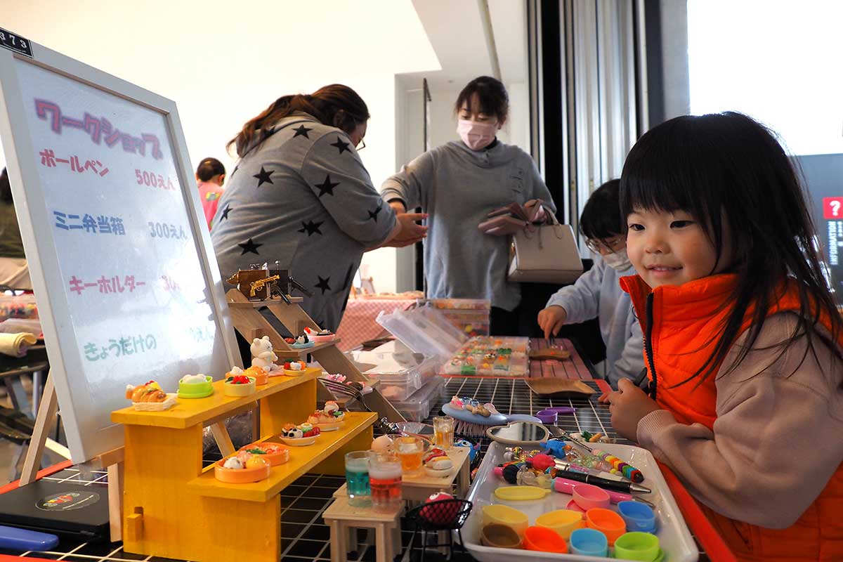 小さなおもちゃのお弁当作りを楽しむ子どもら