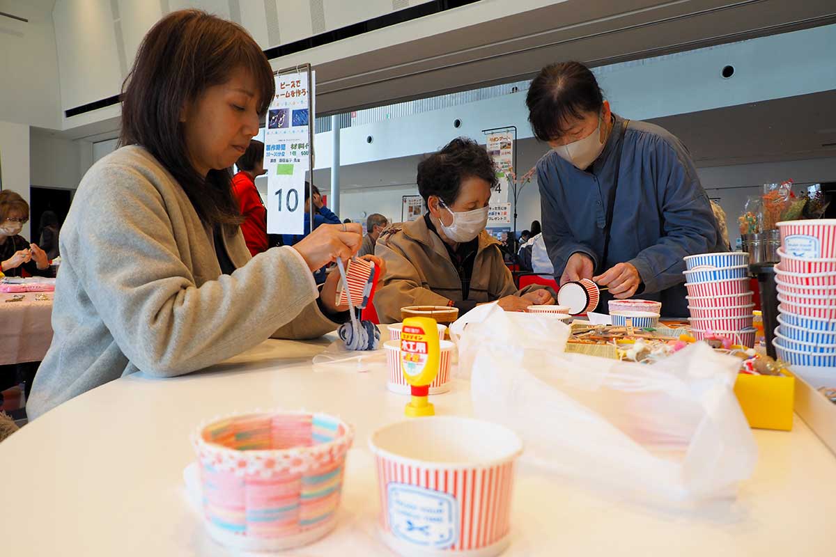 身近にあるものを使ったものづくりに大人も夢中