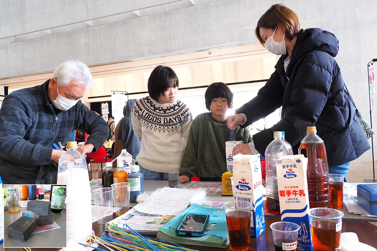 使用済みの油を使ったせっけんづくりに取り組む参加者