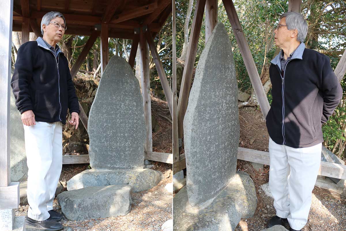 測量之碑は高さ133センチ、幅71～76センチ。覆屋の中に設置されている