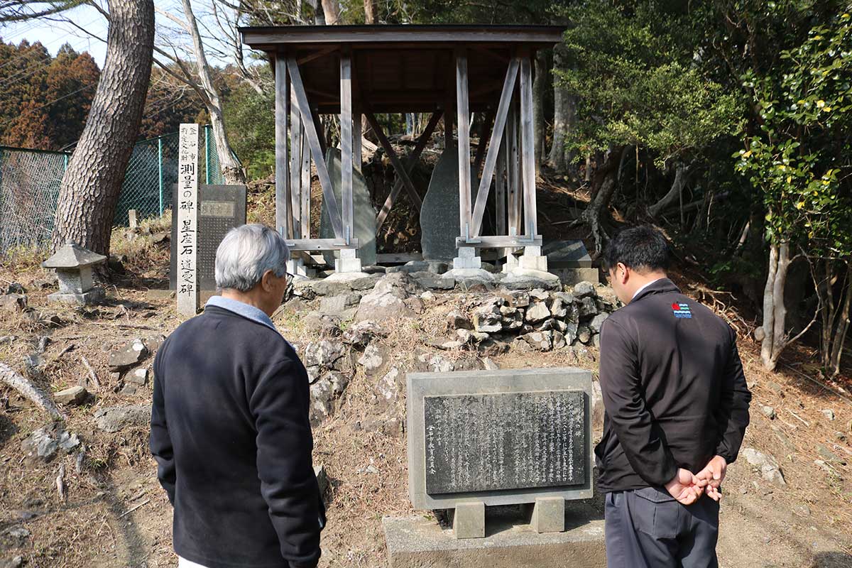 唐丹町本郷の高台にある石碑群の設置場所。測量之碑の左隣に葛西昌丕の門弟が建てた遺愛碑がある。覆屋の外には星座石、遺愛碑の副碑も