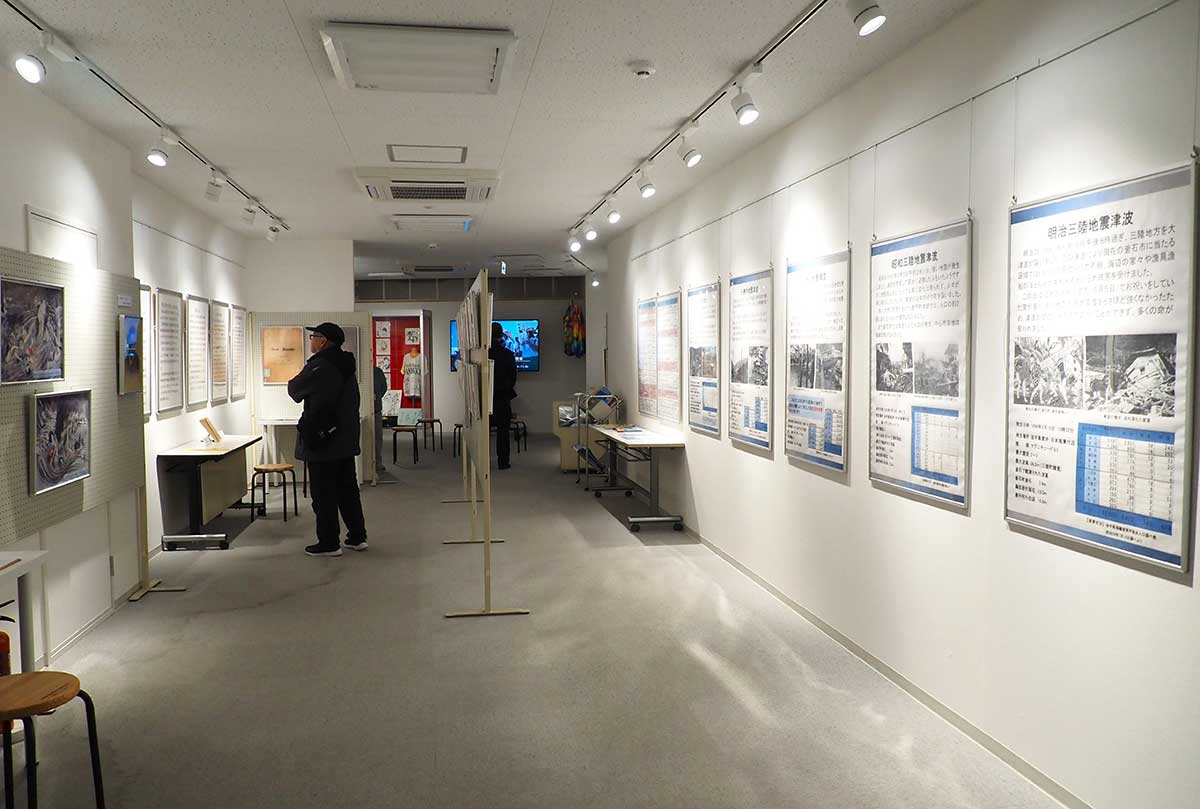 津波・震災展示室の一角（左）に設けられた特別展コーナー