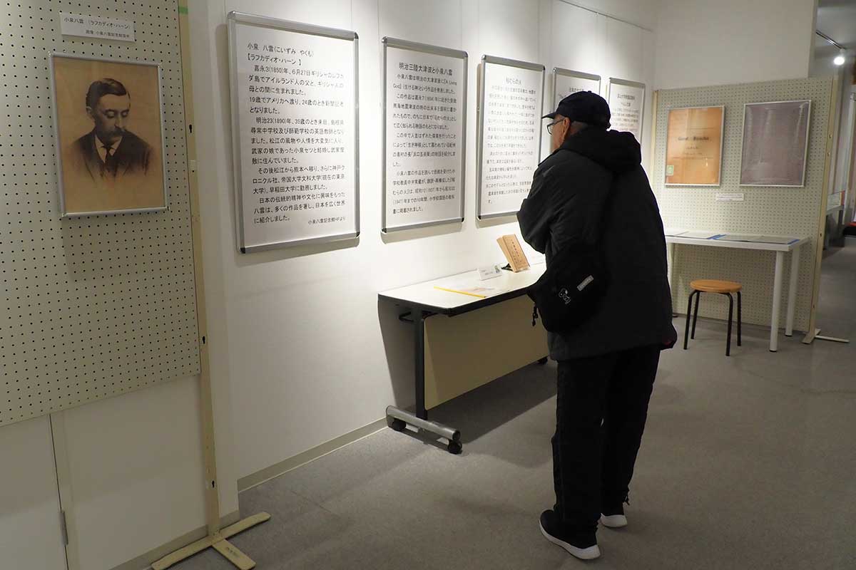 防災教材や釜石と小泉八雲の関わりを示すパネルが並ぶ
