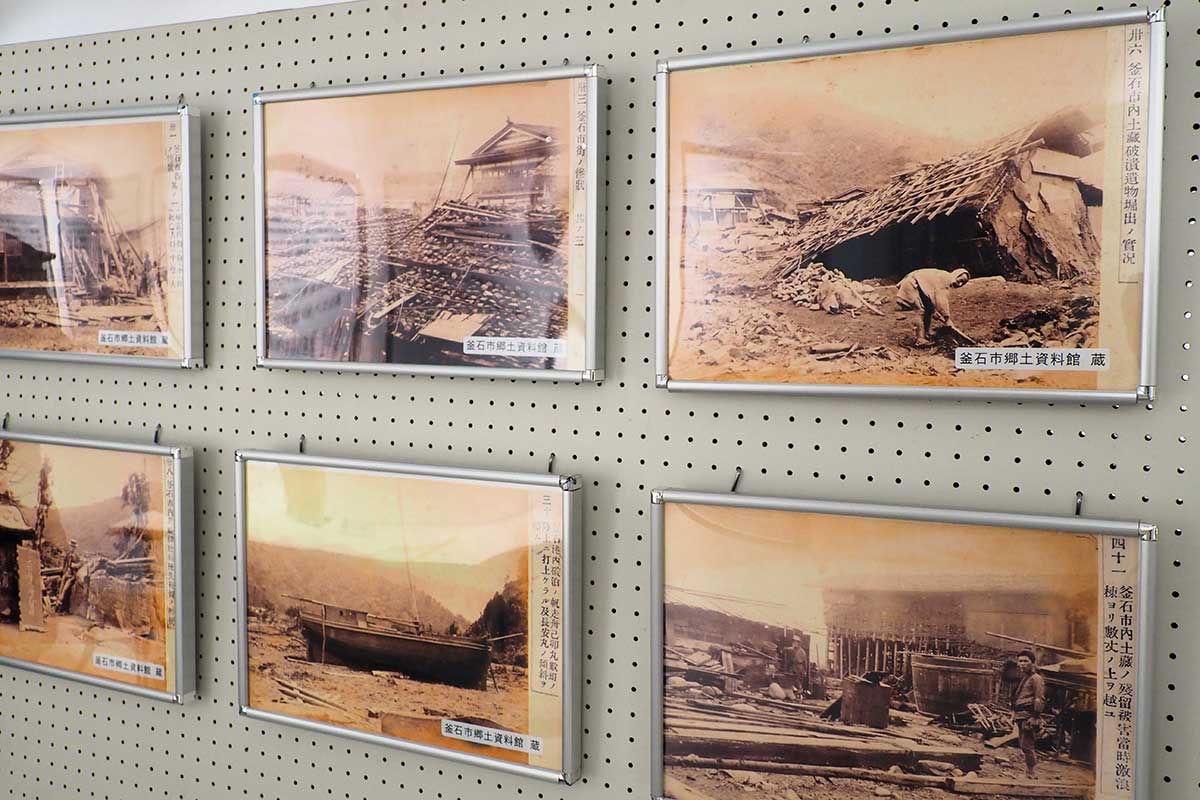 130年前の津波被害や人々の様子をとらえた写真パネル