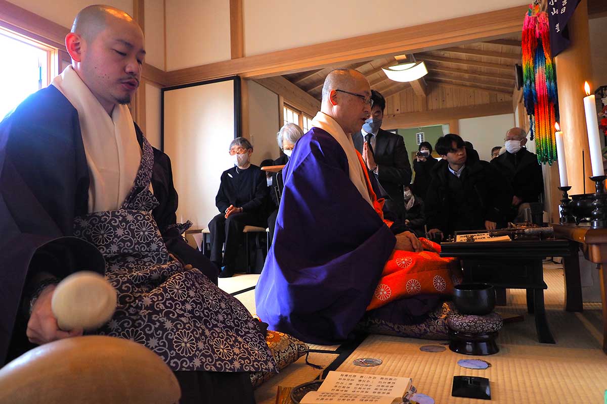 被災地の平穏を願い読経する千葉秀覚執事長（手前から2人目）ら