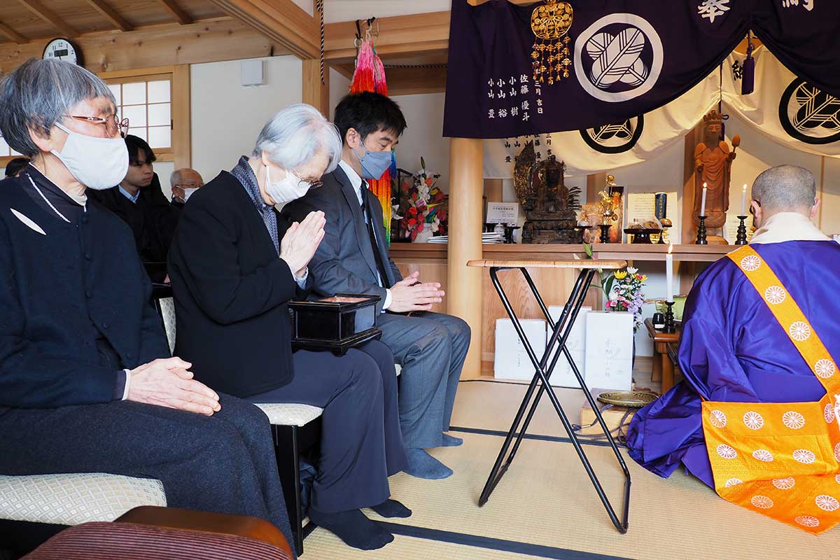 参列者は読経に合わせて焼香。静かに手を合わせる