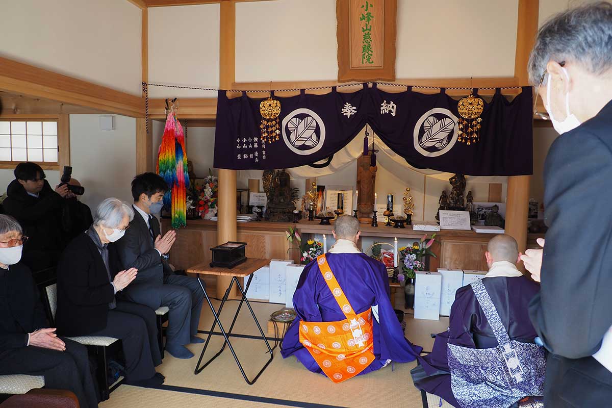 地域を見守る「身代わり観音像」に祈りをささげる