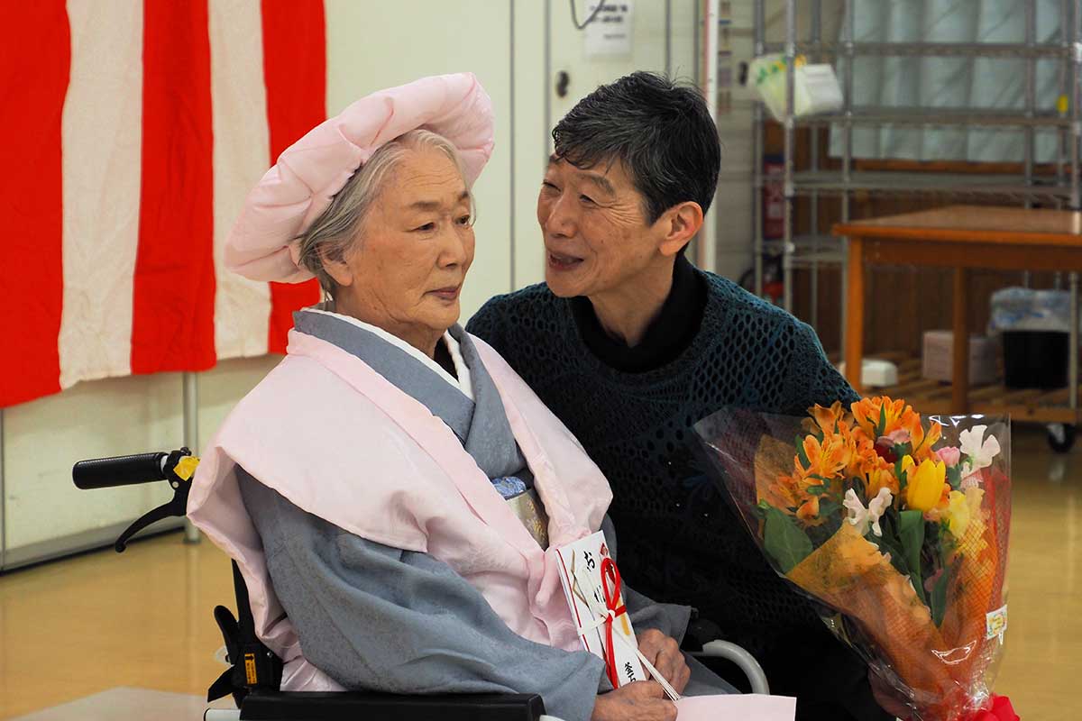 娘が母親にささやく。あたたかい一場面が見られた