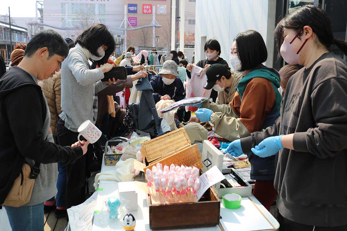 100円握ってお宝探し！　10回目を迎えた「かまいし百円市」＝3月29日、TETTO前広場
