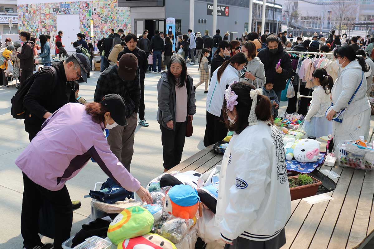 市内外から12店が出店。来場者が各店を回って掘り出し物を求めた
