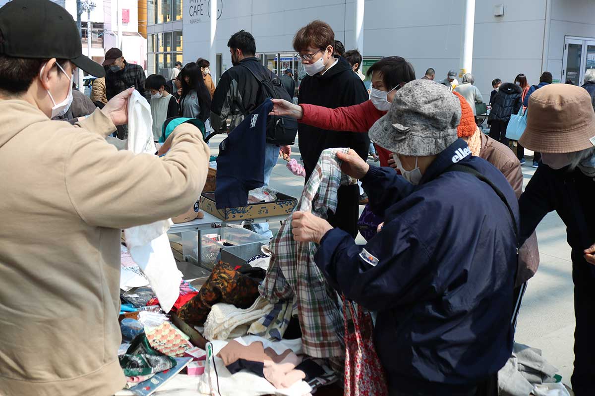一番人気は衣類。開店と同時に人だかりができた