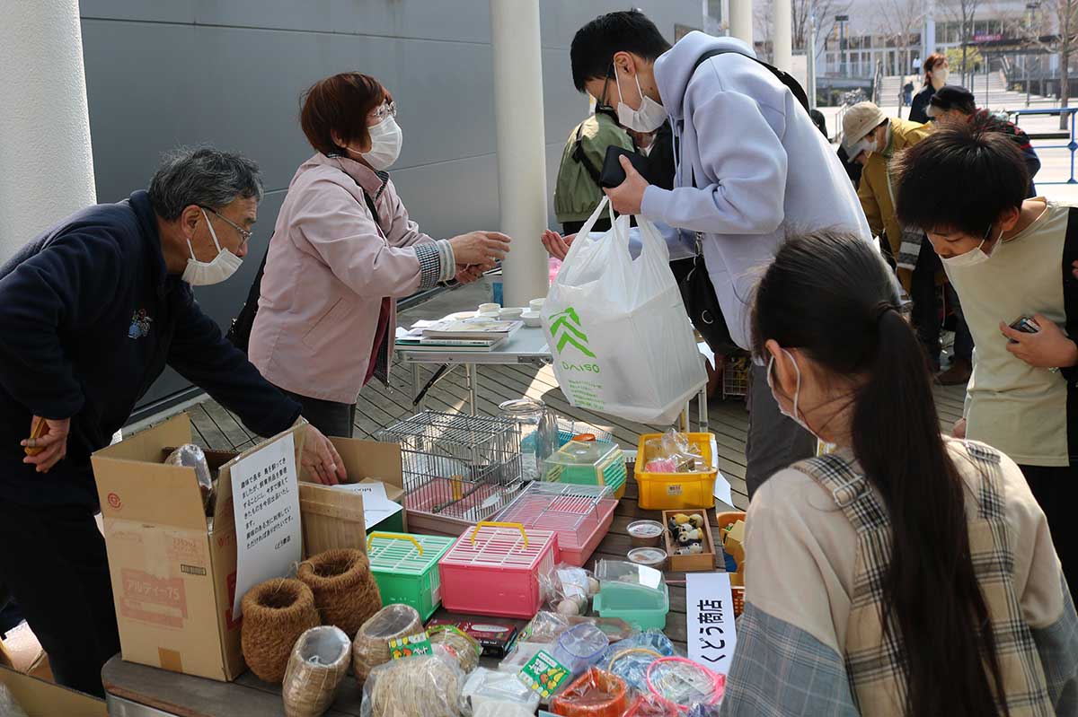 小鳥の飼育用品を並べた工藤さんのブース。大型の鳥かごは早々にお買い上げ。発想次第でさまざまな用途に活用できそう