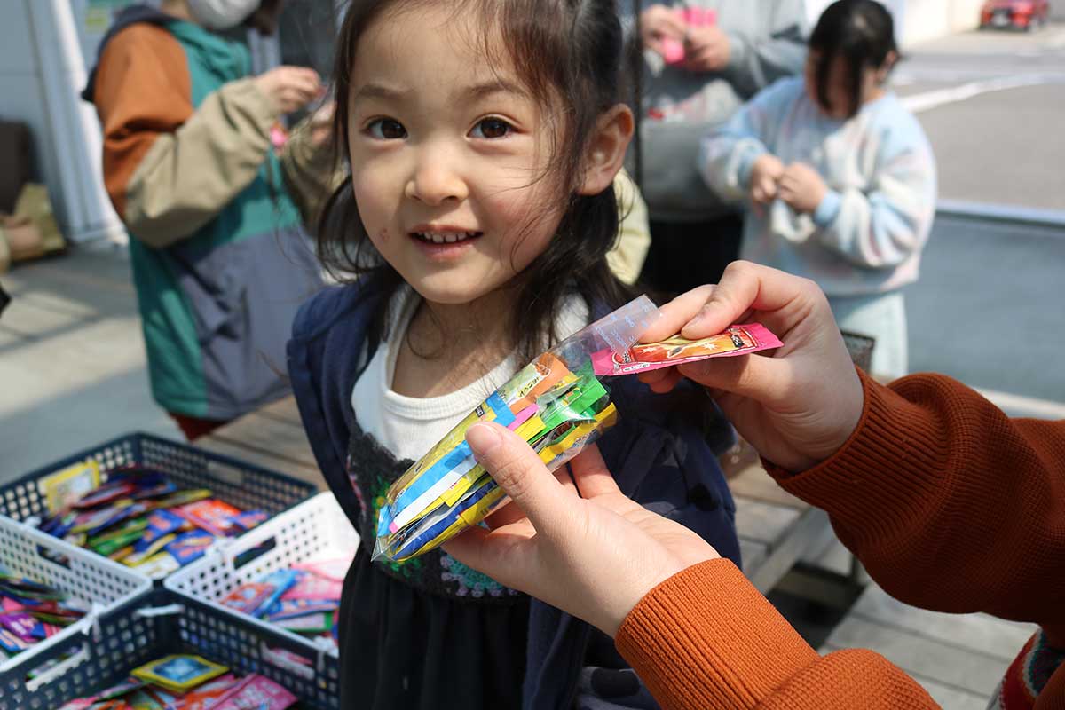 初企画の100円詰め放題コーナーも盛況！「ふりかけ何個入るかな？」