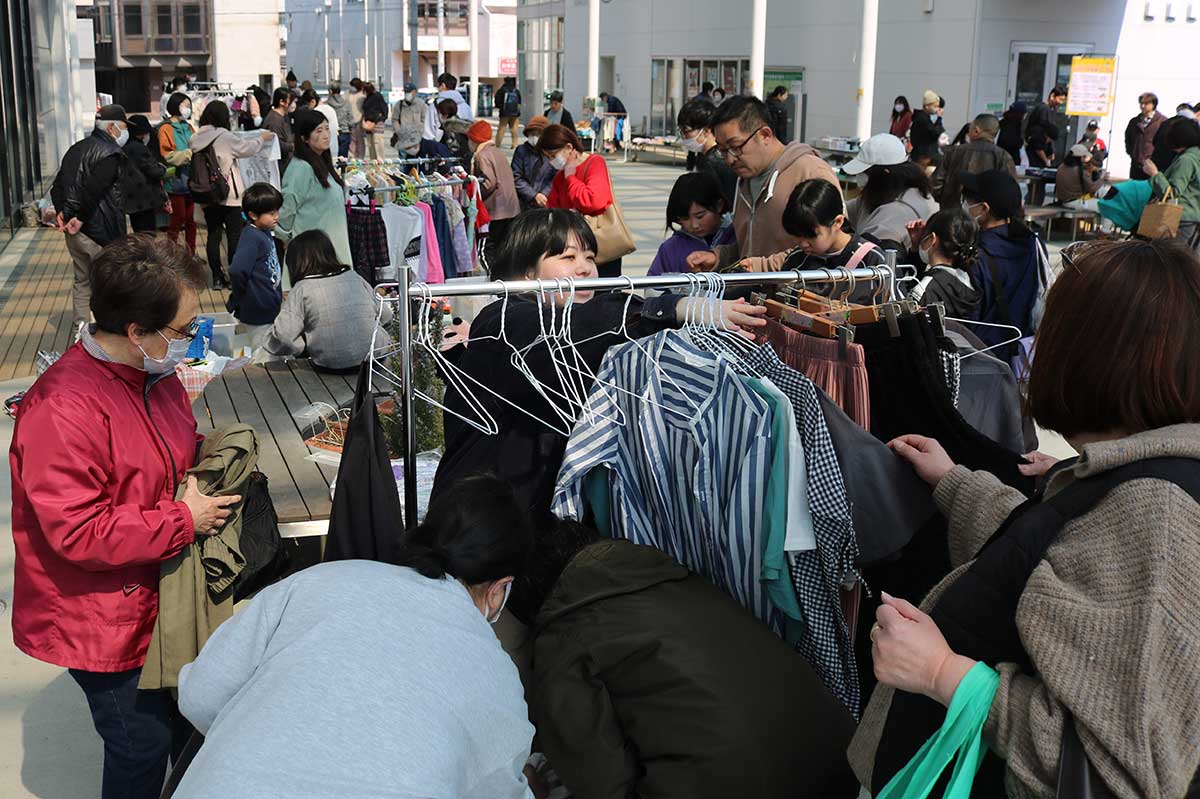 開店から20分ほどで空になるハンガーも続出。お目当てのものをゲットしたい方は早めの来場がおすすめ