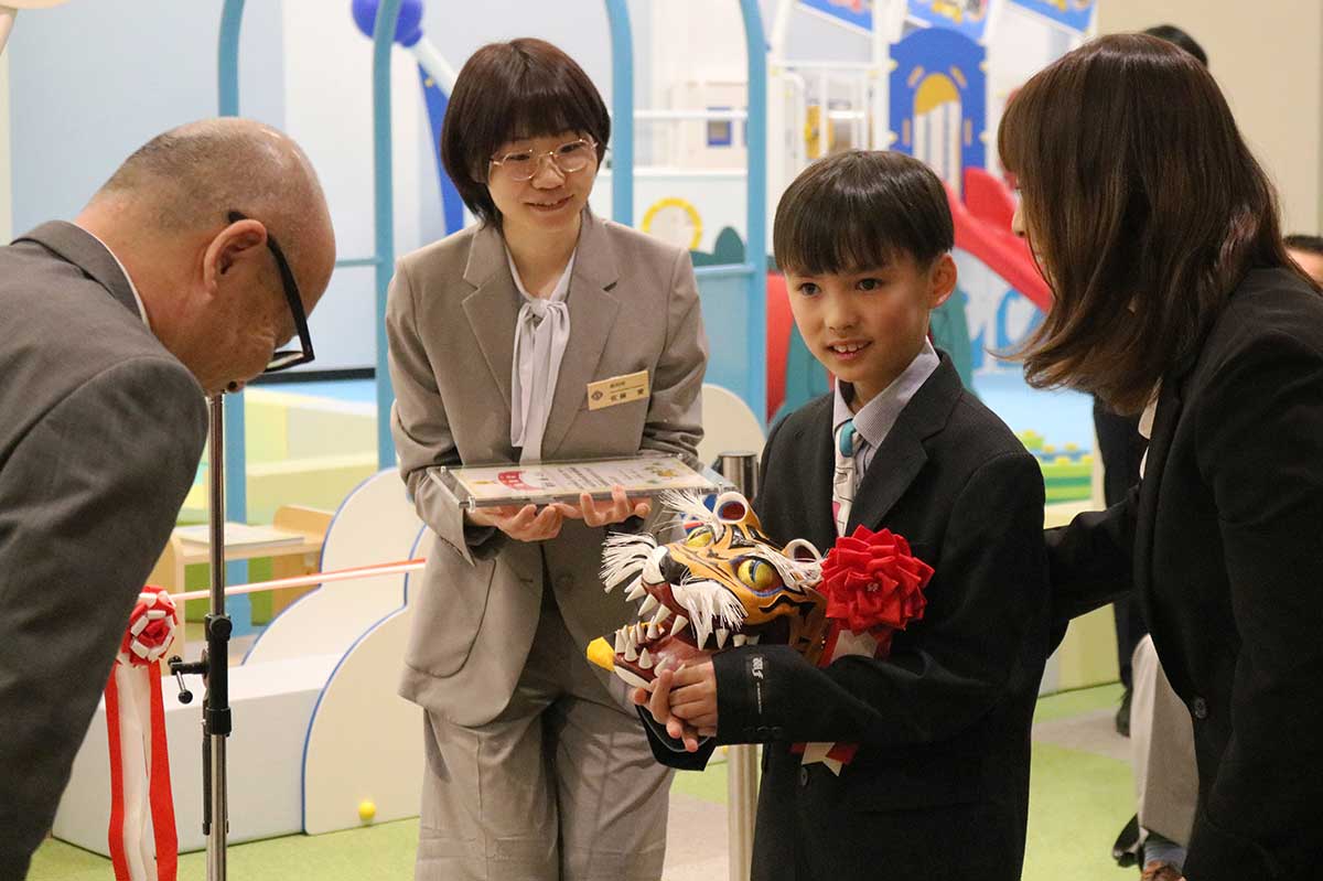 愛称「あそびば がおー」の名付け親、鈴木逢さんには小野共市長から表彰状と記念品の虎頭が贈られた
