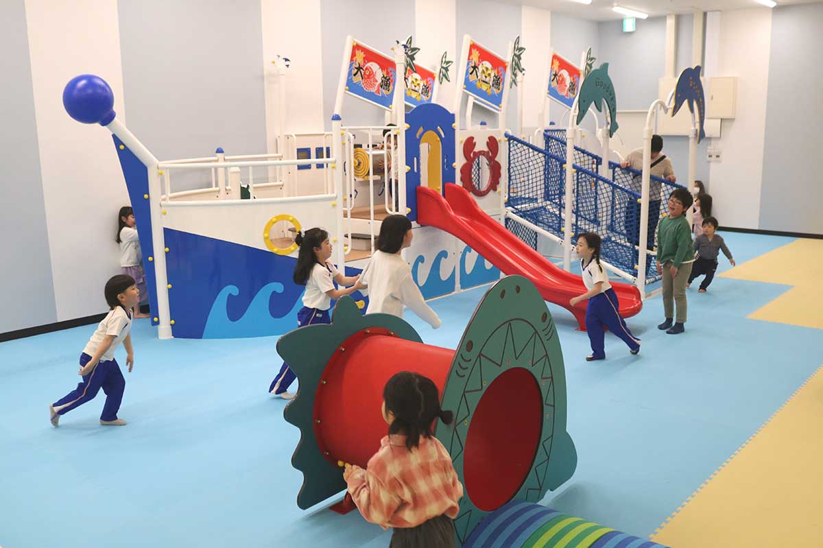 うみのひろばには大漁旗をあしらった漁船型遊具を設置。船員気分でいざ大海原へ