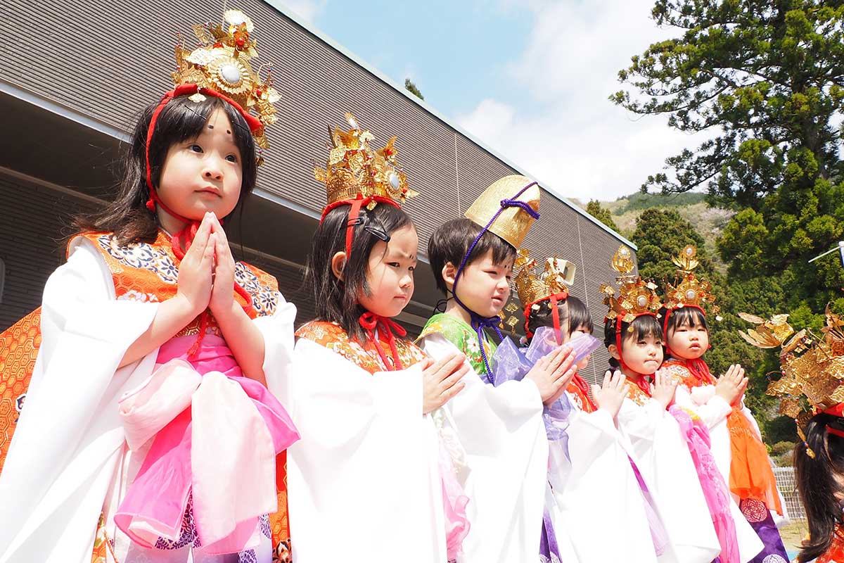 お釈迦様の誕生を祝う行事に参加した正福寺幼稚園の園児たち