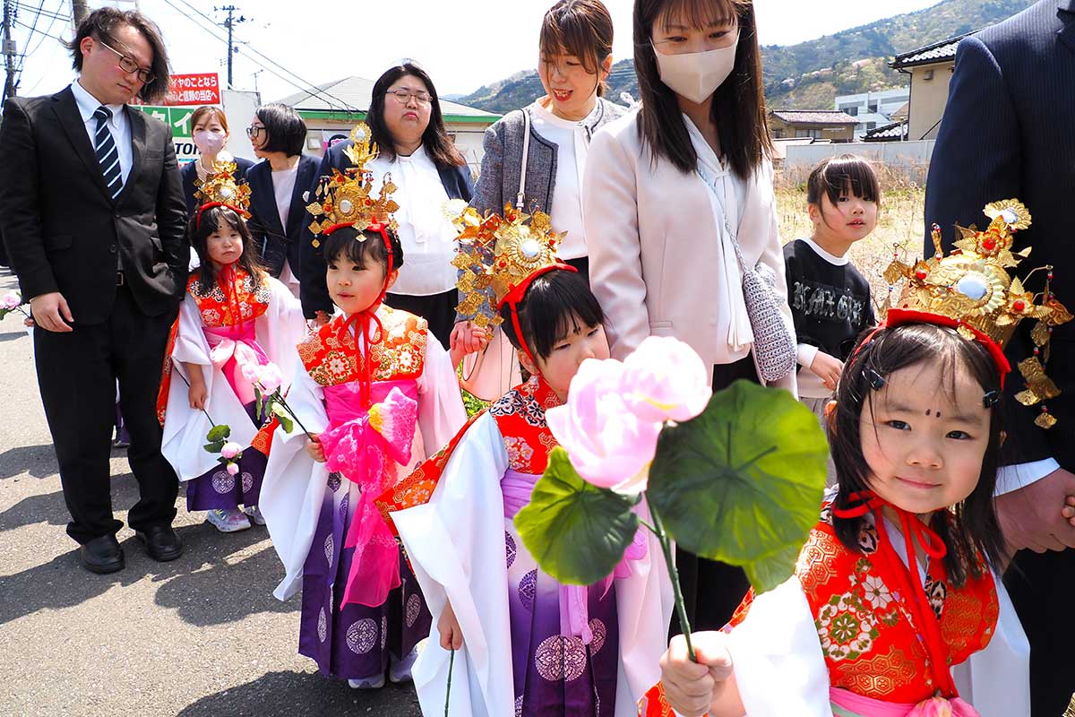 華やぐ春の喜びをおすそ分けする子どもたち