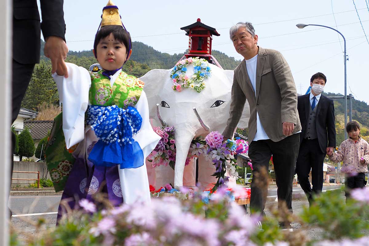 行列には釈迦像を載せた白象をかたどった山車も加わった