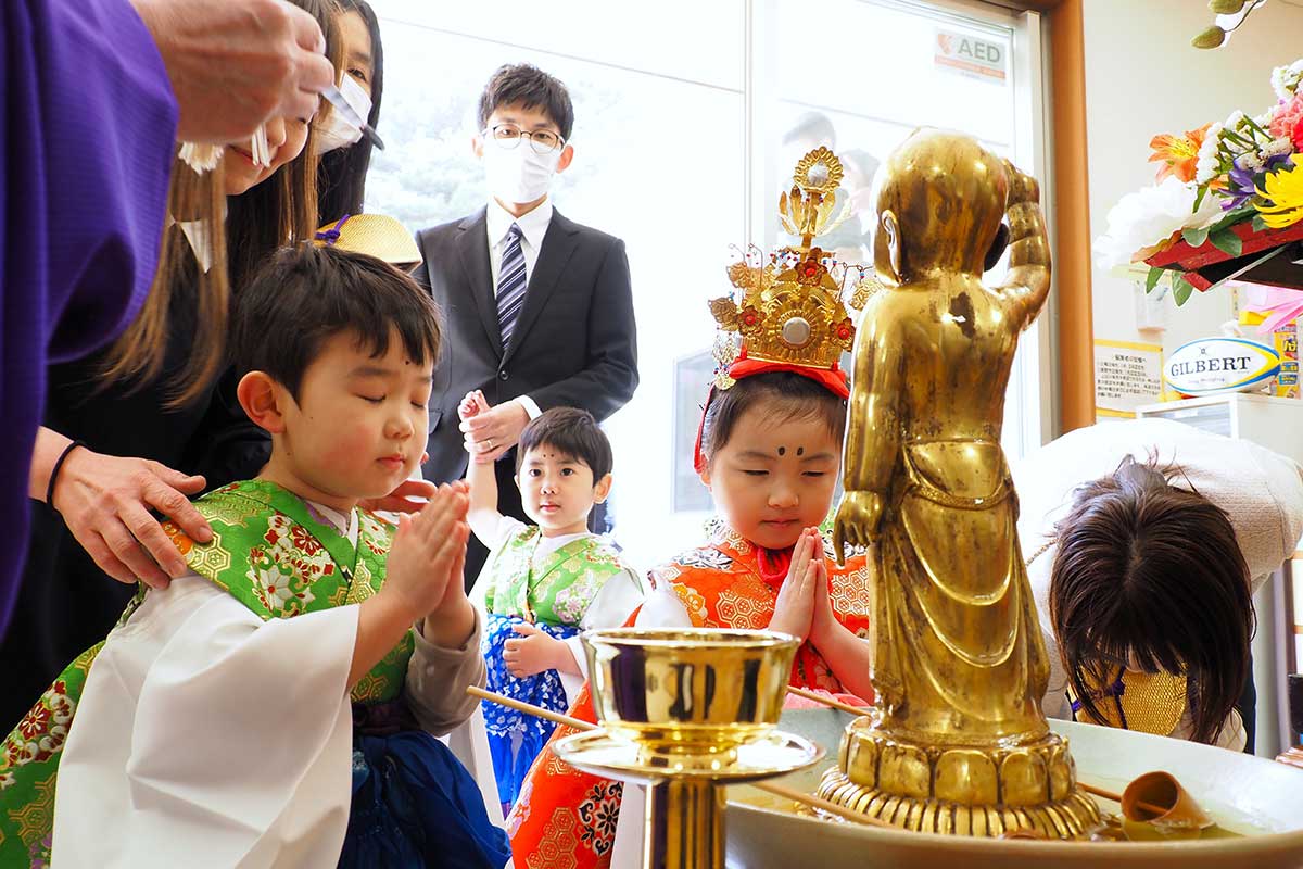 “ののさま“に手を合わせて祈る子どもたち
