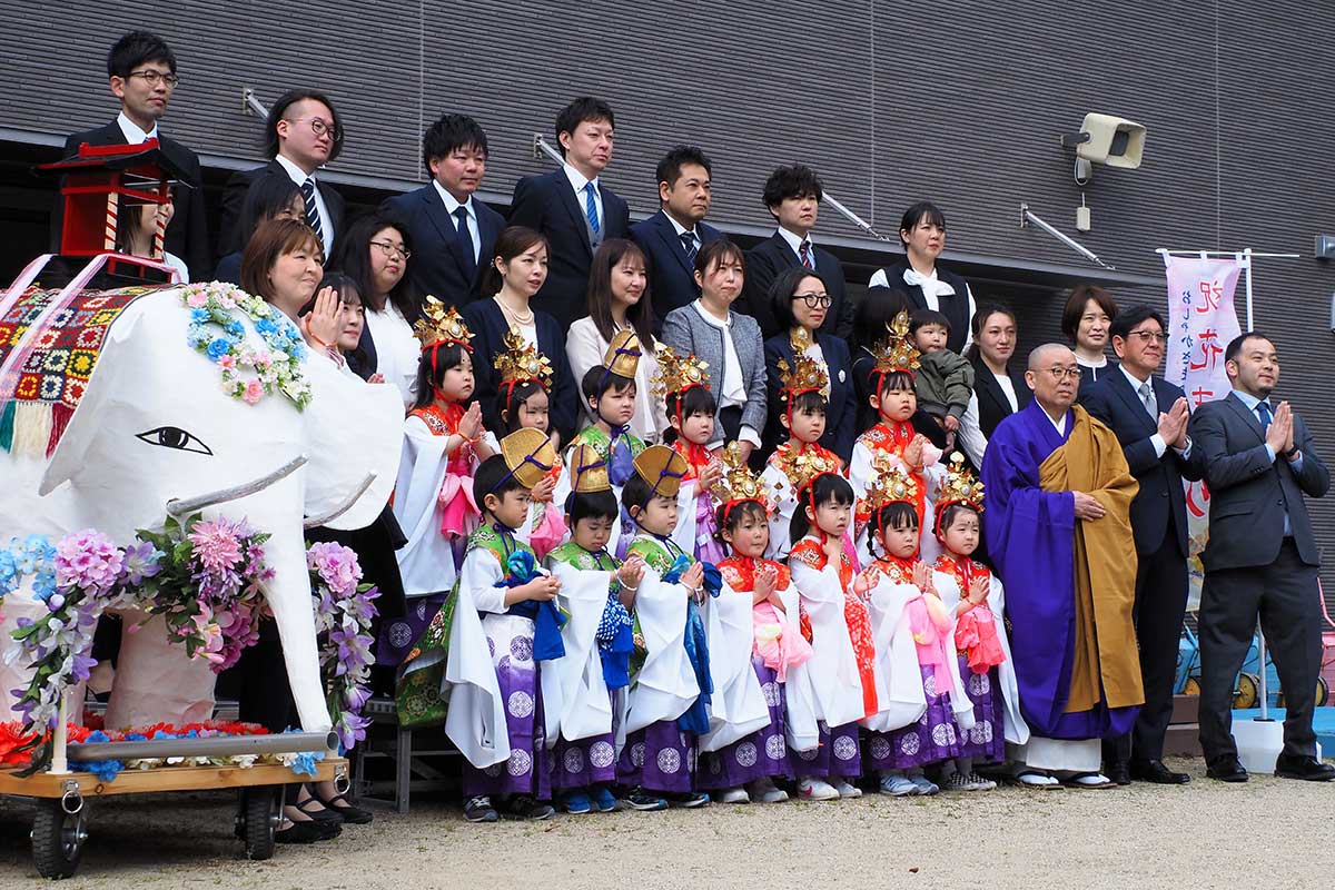 花まつりの稚児行列に参加した園児と保護者、園の関係者ら