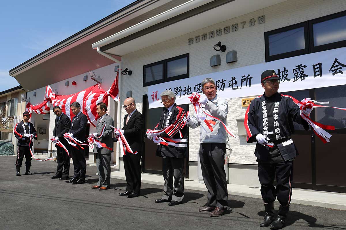 テープカットで「橋野地区消防屯所」の完成を祝う関係者＝19日、橋野町38地割（太田林）