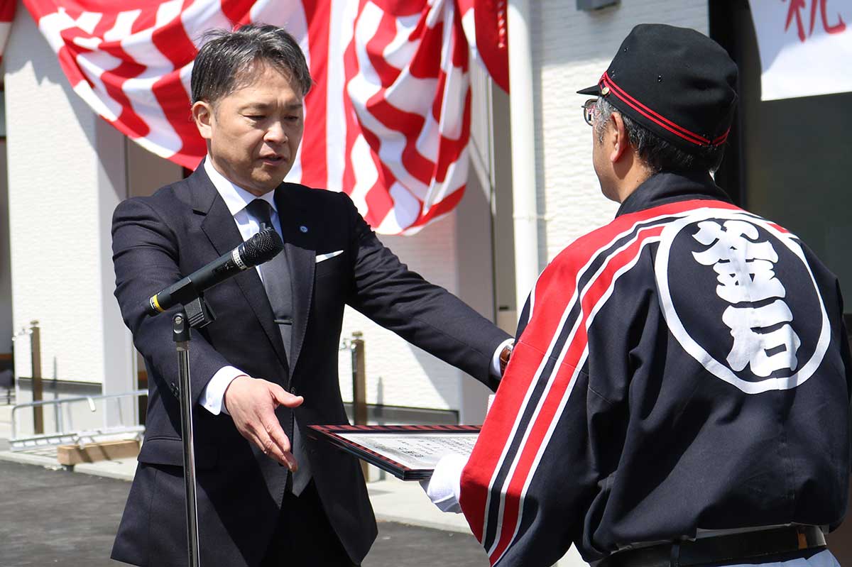 施工した山長建設の山﨑寛代表取締役社長（左）に感謝状を贈呈