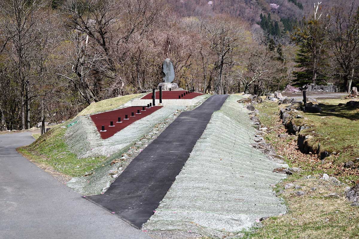 昨年度整備された新たな見学路。舗装された歩道が三番高炉前まで続く