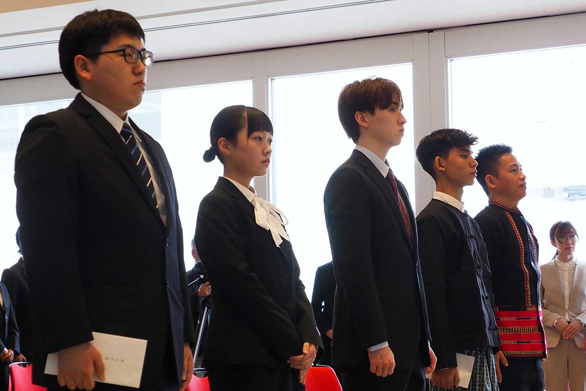 少し緊張した面持ちで入学式に臨む新入生