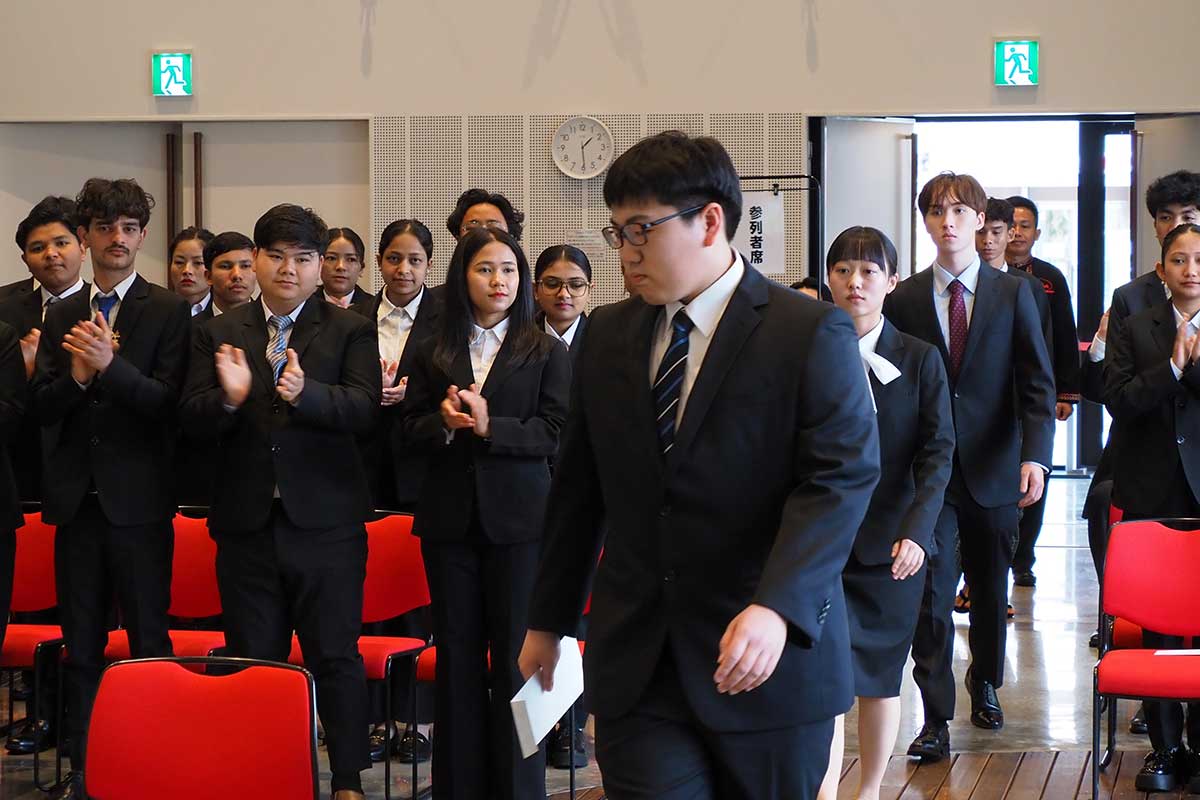 在校生らの歓迎を受けながら入場する新入生