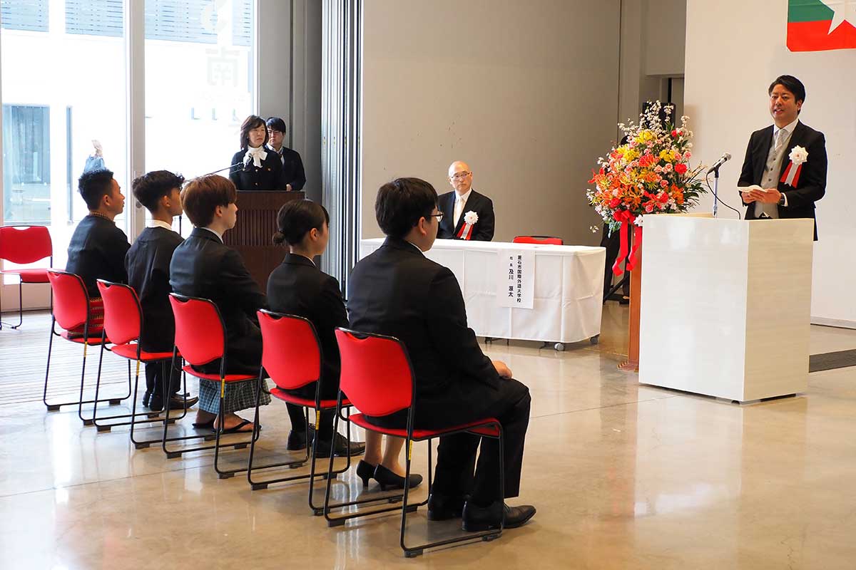 新入生は及川源太校長の激励に耳を傾けた