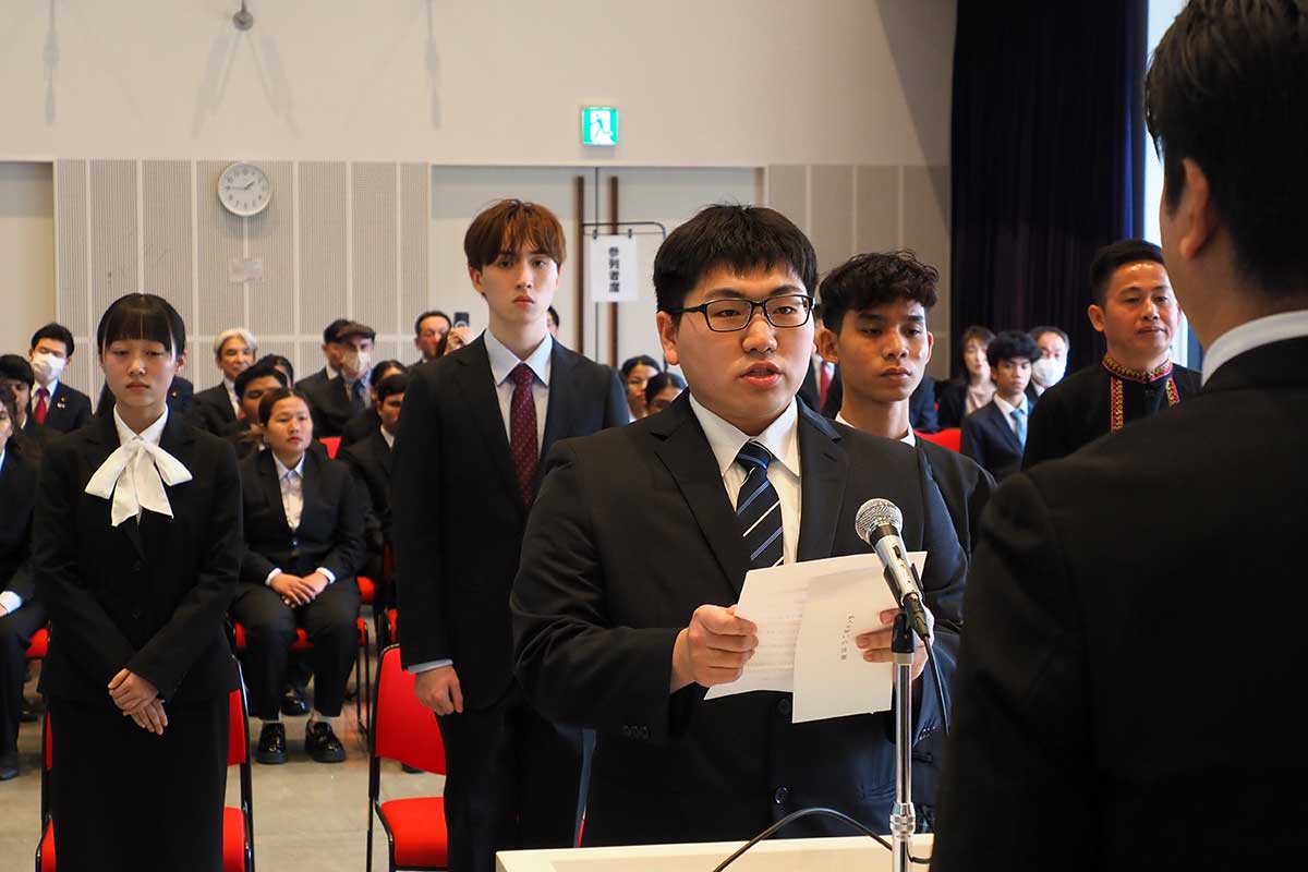 新しい挑戦へ誓いの言葉を述べる欠ノ下明希さん